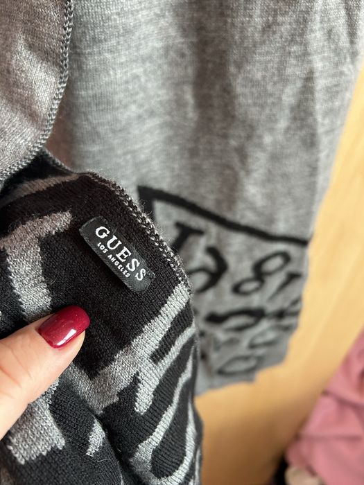Оригинален шал на GUESS