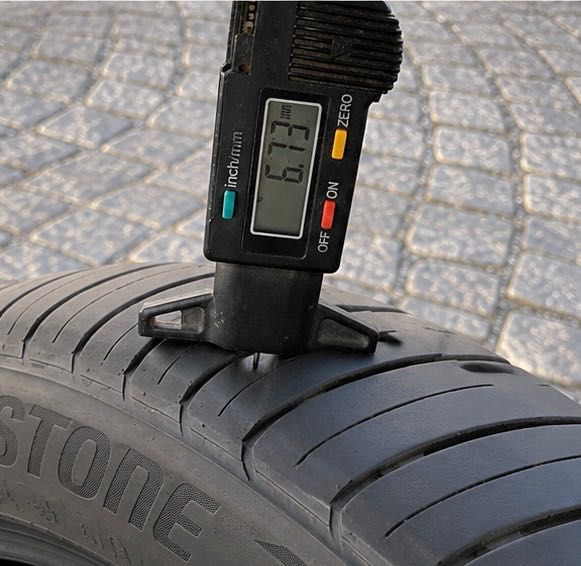 2 бр летни гуми Bridgestone 235 / 45 / 20