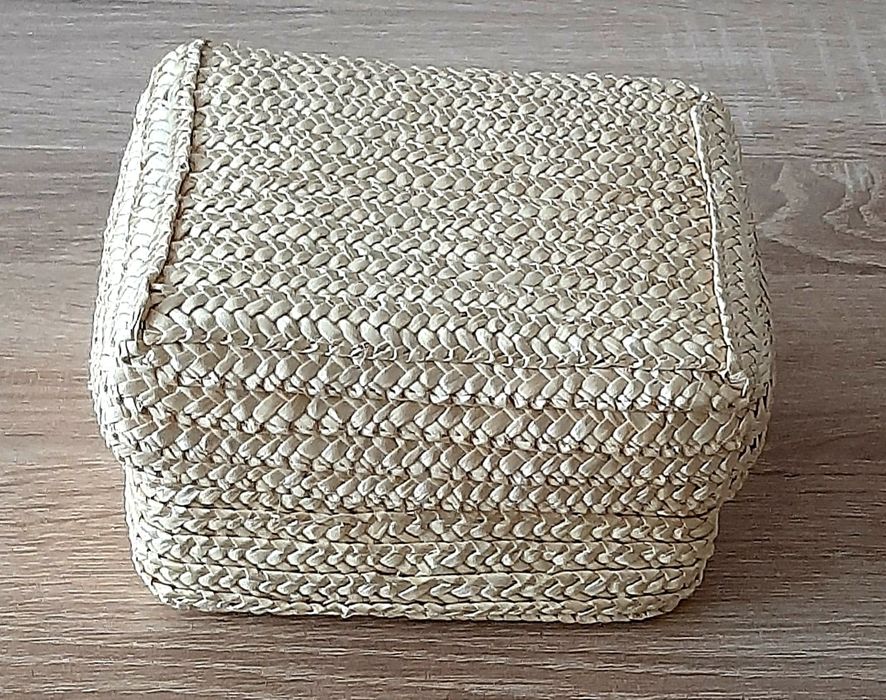 Козметочна кутия с капак идървена кутия  за бижута,козметика и други а