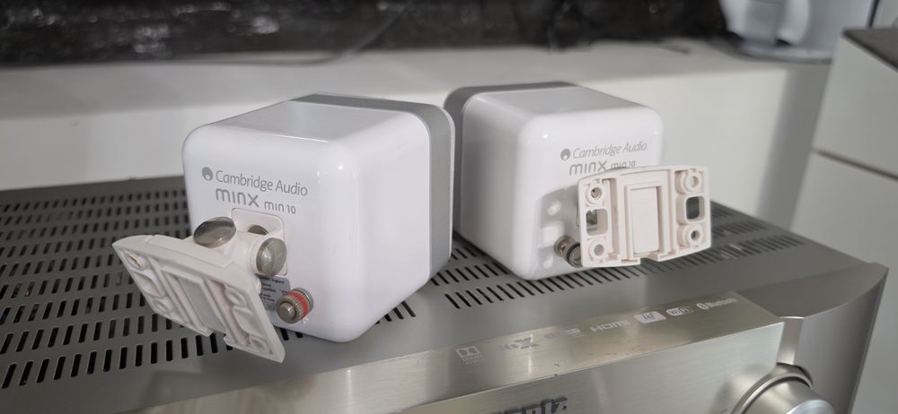 Sateliti Cambridge Audio Minx Min 10 cu suporti perete.