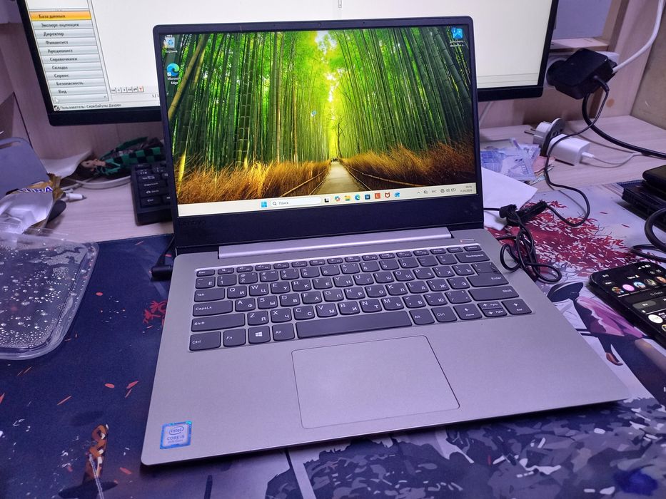 Lenovo I5-8250u
Ram 8
Ssd256