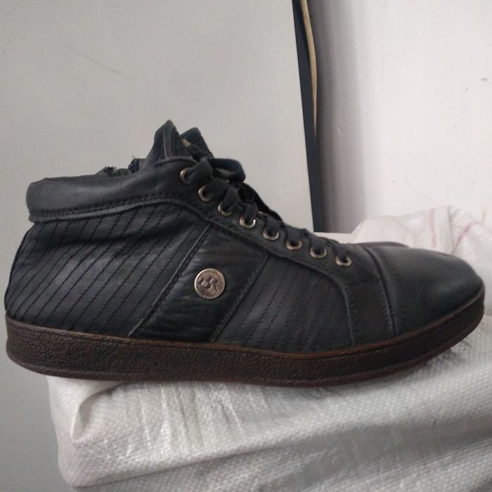 Продам фирменные кроссовки.