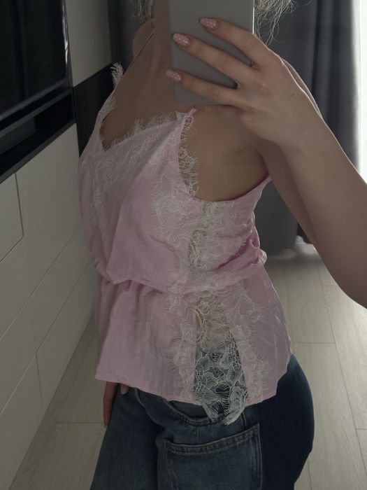 Top roz pudră cu dantelă albă