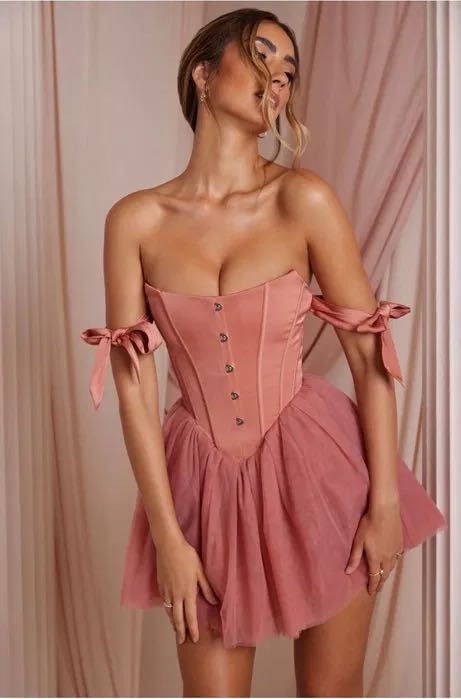 Къса розова рокля с корсет от Oh Polly
