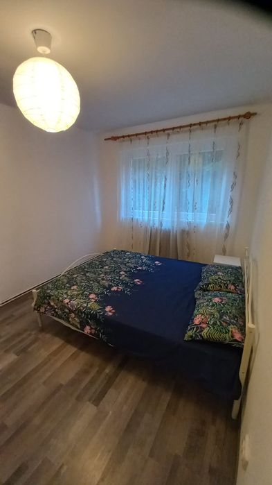 Închiriez 2 camere intr-un apartament cu 3