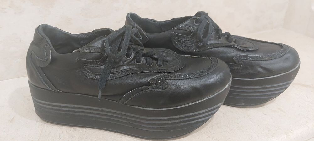 Дамски обувки на платформа.