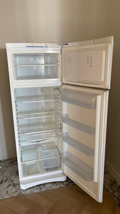 Продам б/у холодильник Indesit с морозильным отсеком