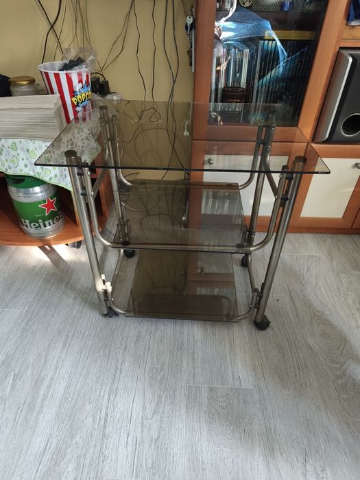 Стъклена маса на колелца