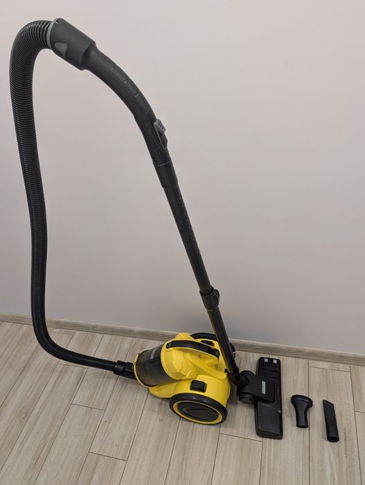 Продавам прахосмукачка Karcher VC 3