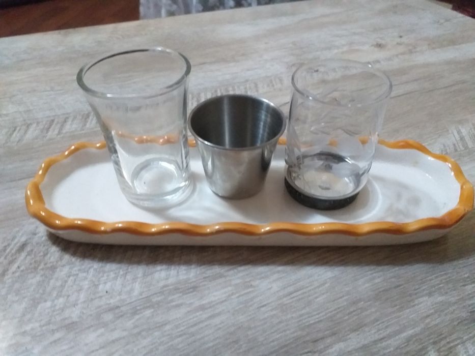 Три рюмки с селедочницей