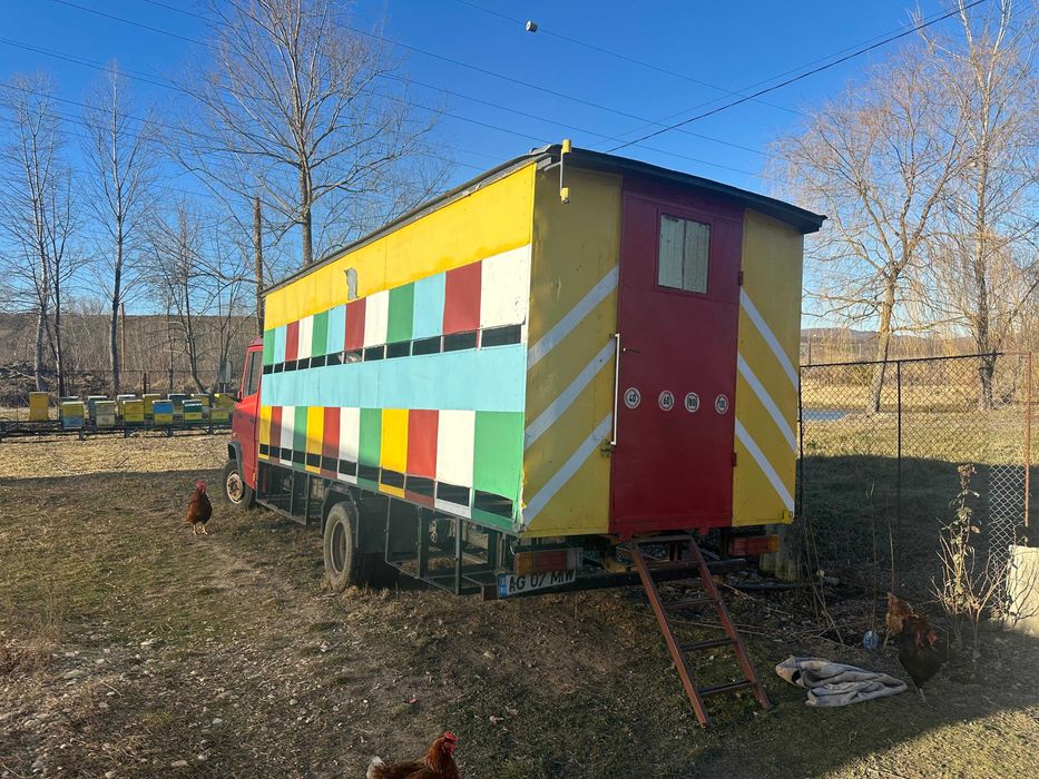 Stupi cu albine și pavilion apicol Mercedes Vario – Afacere la cheie!