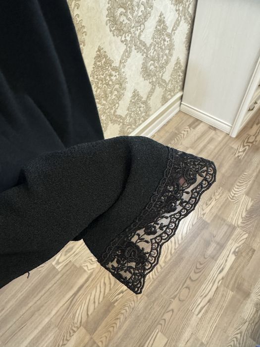 Черное платье с кружевом