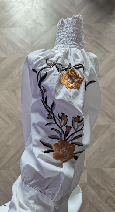 Bluză albă cu broderie pe mâneci