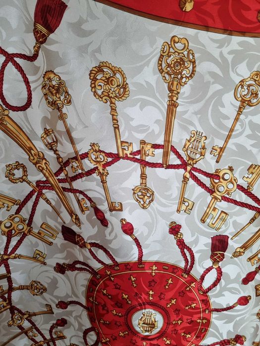 Голям копринен шал в червената гама