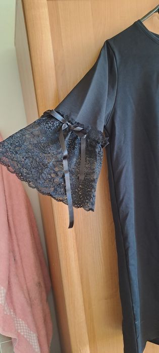 Вечерна рокля с дантела на ръкава