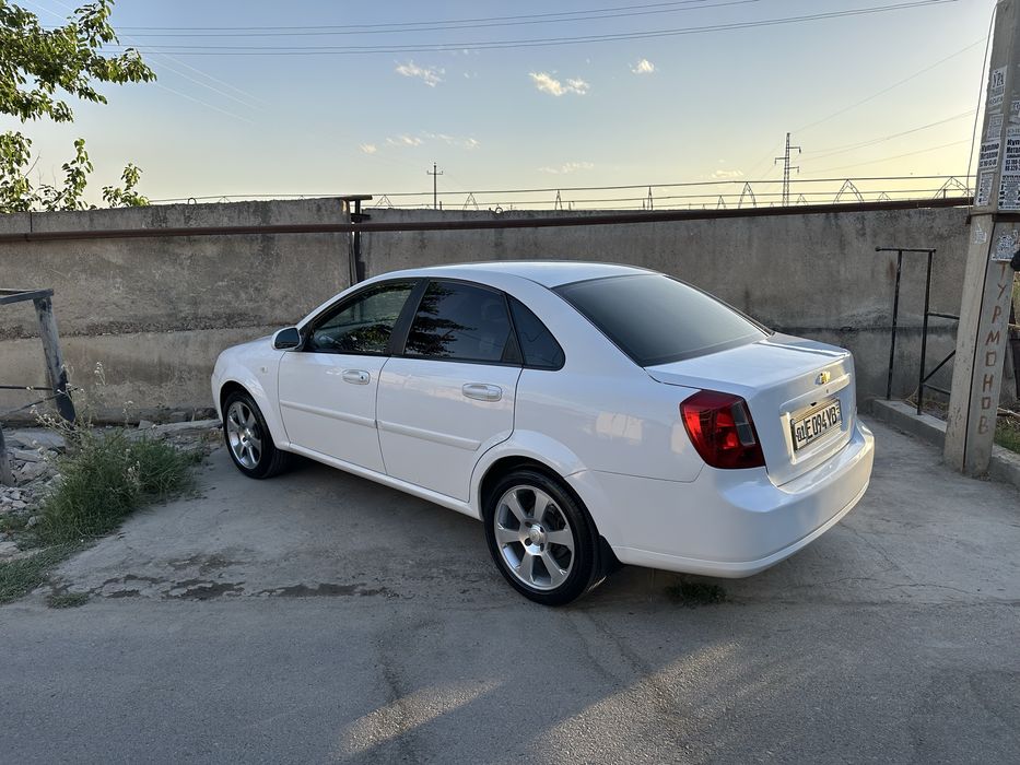 Lasetti avtomobili sotiladi