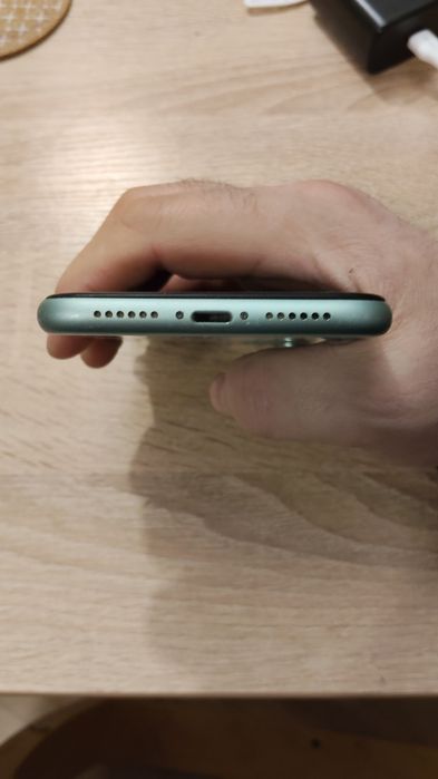 iPhone 11 verde deschis