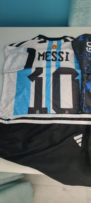 Футболни екипи и обувки