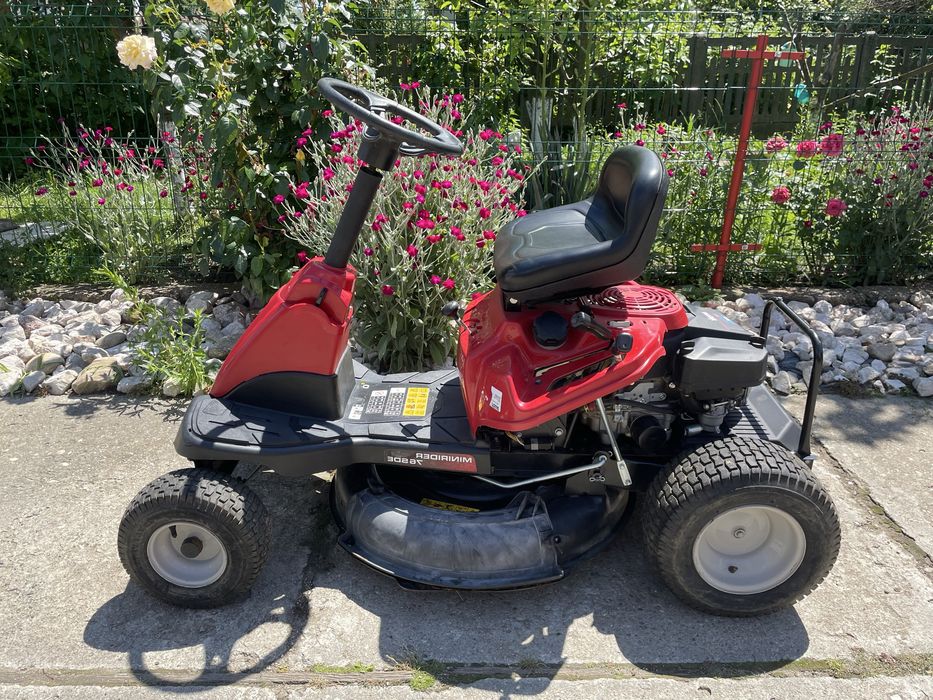 Tractoras masina de tuns gazonul