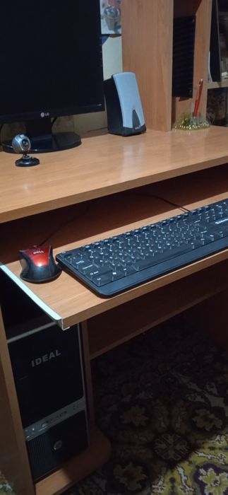 Письменный стол универсальный:с 3рабочими поверхностями,втч клавиатуры