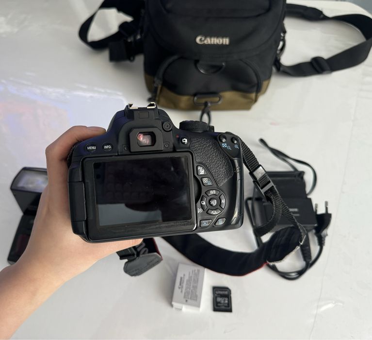 продам Canon EOS 700D