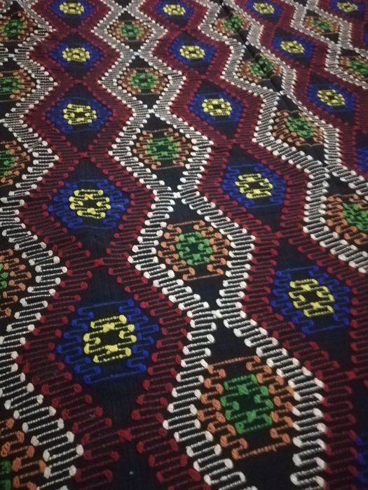 Covor din lana lucrat manual vintage