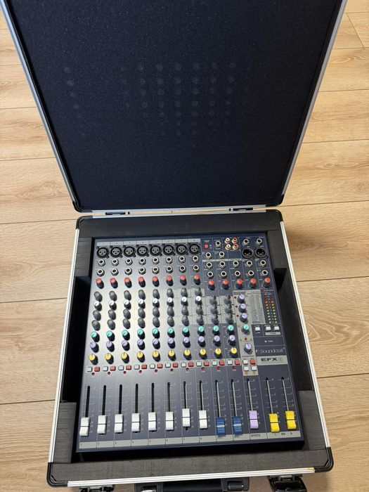 Soundcraft EFX 8 + case