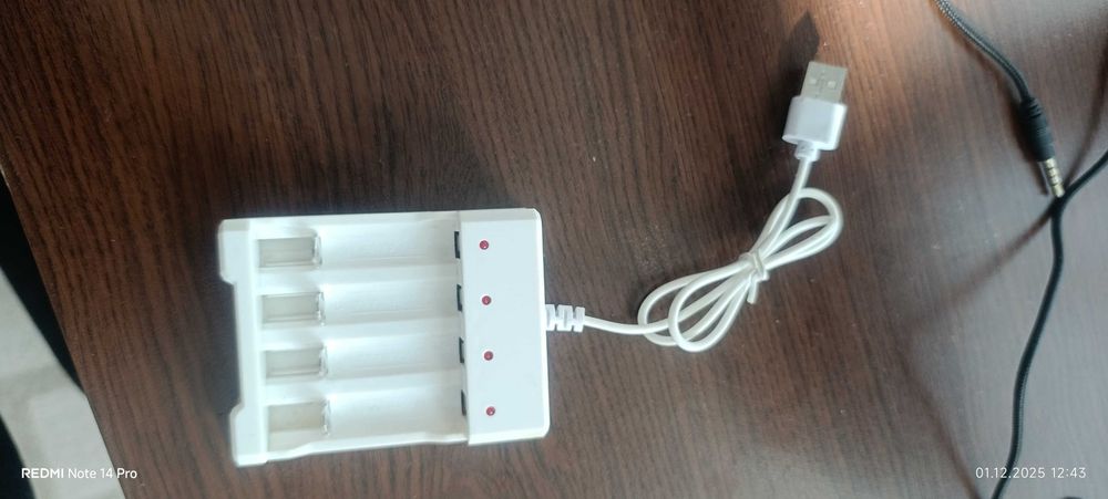 Зарядно за батерии с четири гнезда.