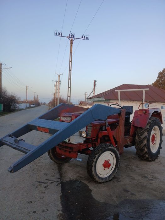 Tractor cu încărcător frontal 60 cp 4cilindri Renault 3700 euro