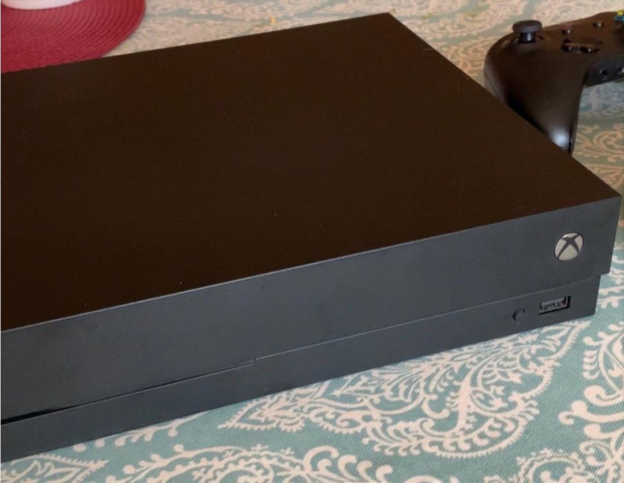 Срочно продаю XBOX one X 1TB