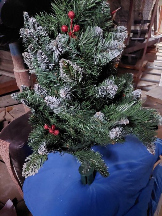 Brad attificial si diferite ornamente de vinzare