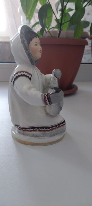 Фарфоровая статуэтка