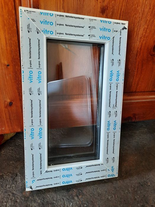 Продам две глухие форточки
