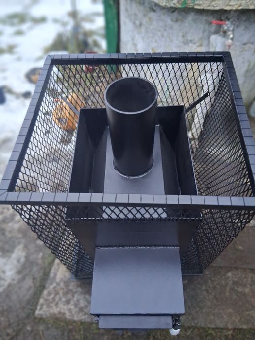 Saună cu sobă pe lemne cu focar exterior și carcasă din plasă