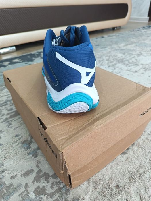 Продам кроссовки Mizuno