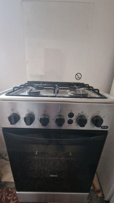Vând aragaz Zanussi ZCG212J1XA