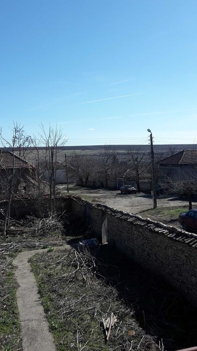 Продава двуетажна къща