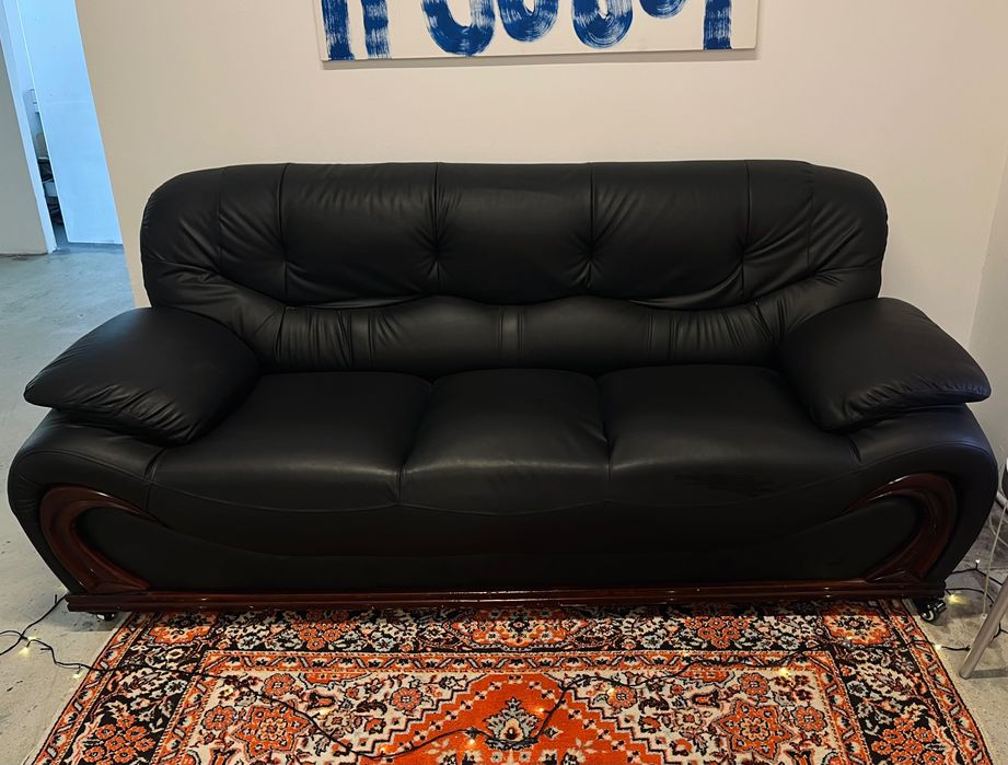 Черный кожаный диван