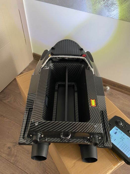 Лодка за захранка Flytec V080