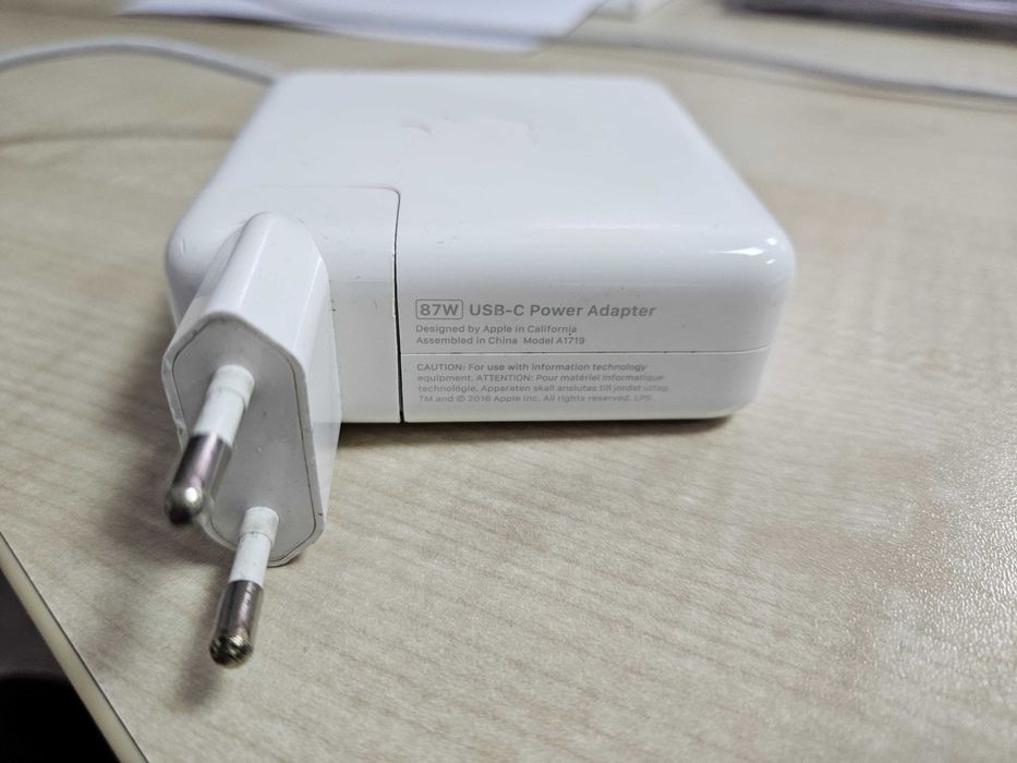 Macbook pro 15, 2017, Core i7, 16G/1Tb/ Touch Bar