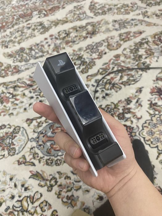 Продается зарядная станция для PS5 Dualshok 5