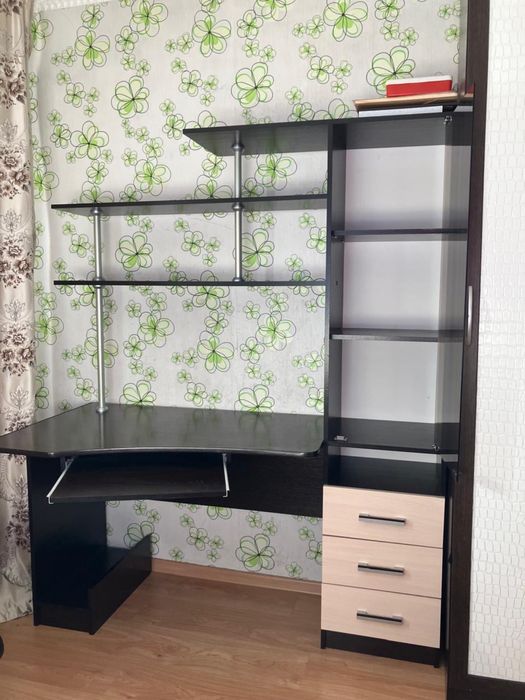 Стол письменный состояние нового, все шкафы все механизмы рабочие норм