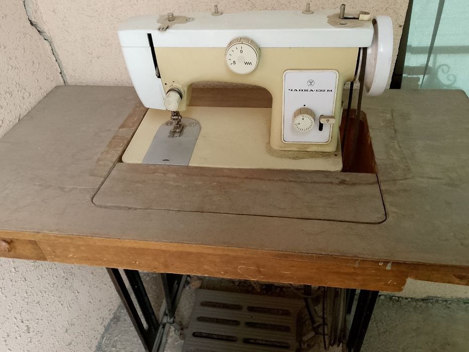 Швейная машина работает