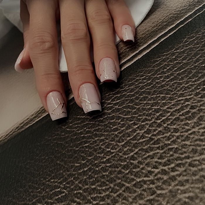 Unghii cu gel sau cu oja semipermanenta