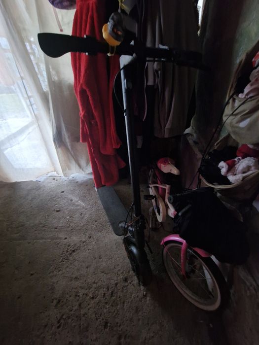 Vand trotineta  foarte buna folosit cu grija este fparte frumoasa