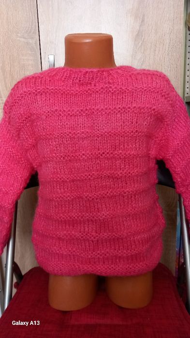 Предлагам красиви ръчно плетени детски блузки и жилетка