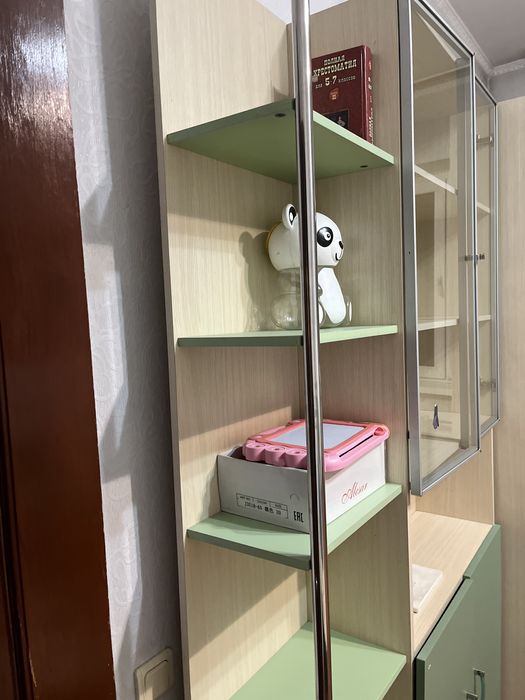 Стол парта и книжный шкаф