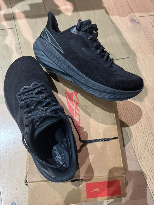 Altra Experience Flow (Triple Black)