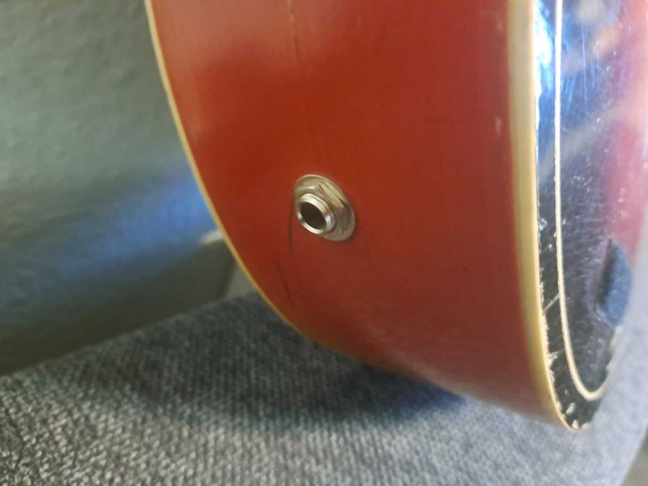 продавам електроакустична китара,произведена в Германия