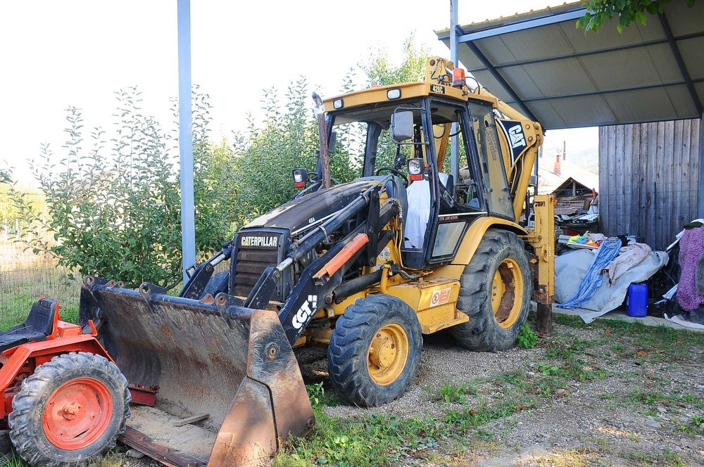 Buldoexcavator Caterpillar 428C an 1998 ore 3.700H, acte import Italia